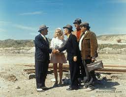 Efter en tur i tremmely har egon olsen besluttet at lægge livet som kriminel med speciale i indviklede planer bag sig. Olsen Banden Pa Spanden Publicity Still Of Poul Bundgaard Morten Grunwald