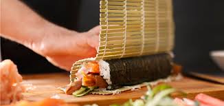 Si vous aimez tellement le sushis, vous devez donner à cet homme le crédit d'avoir créé le repas japonais emblématique et savoureux que nous avons appris à connaître, et son nom est yohei hanaya (1799 a 1858). De L Art De Reussir Ses Sushis Maison Cuisine Madame Figaro