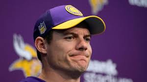 Vikings to weigh options at quarterback during the bye