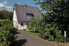 Wir können ihnen hier ein massiv erbautes haus aus den 50igern anbieten, welches in drei weiteren phasen nach und nach, bis 1994 erweitert wurde. Haus Zum Verkauf Nachtigallenweg 10 42781 Haan Mettmann Kreis Mapio Net