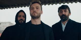 Show tv'de yayınlanmış olan ve büyük beğeni toplayan dizi çukur'un final yapmasının ardından yerine gelecek olan üç kuruş adlı dizisinin çekimlerine başlandığı öğrenildi. Aras Bulut Iynemli Y Su Novia Archivos Aras Bulut Sitio Web Del Actor Turco Aras Bulut