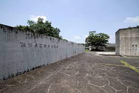ando於古墳林立的熊本設計了一座環境博物館他希望遊客於山下停車場下車後穿越樹林來到博物館入口的水瀑牆目前已經沒放水了再經過戶外大階段拾級而上來到屋頂先俯瞰外部多處古墳再經由象徵與歷史對話的逆時鐘大斜坡時光倒流的回到過去最後鑽到博物館內部