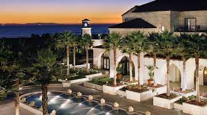 The hyatt huntington beach resort has a great spot overlooking the wide sandy beach with views of the iconic huntington beach pier and direct beach access via a pedestrian bridge. Hyatt Regency Huntington Beach Resort Spa Greater Los Angeles Kalifornien
