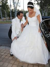 Όσο για την αντίδραση της καίτης γαρμπή μόλις αντίκρισε στη σκηνή του πλατό τον σύζυγό της, δεν μπορούσε να ξεκολλήσει τα μάτια της από πάνω. Antypas Celebrities Eidhseis Yupiii Gr