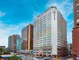 台北全新品牌飯店，提供商務、親子旅遊、家庭等多元住宿選擇，備有宴會廳提供商務會議需求。家宴中餐廳、百宴自助餐廳多種餐飲選擇，交通便利，萬華車站共構，近捷運龍山寺站，方便前往西門町、龍山寺、華西街。 凱達 x 台北凱撒 三三倆倆． 城市樂遊假期. Wt1o0mouscu1bm