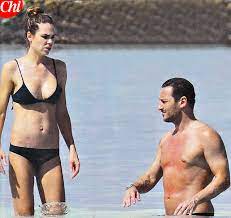 Godetevi gli scatti, ilary non delude mai! Che Sirenetta Ilary Blasi Da Spettacolo In Spiaggia Immersa Nelle Acque Cristalline Delle Maldive Con Un Micro Bikini Nero Mostra Un Fisico Tonico E Asciutto
