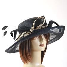 Chapeau noir avec liseré écru en sisal garni d'un nœud à l'arrière qui font de cet accessoire un chapeau de soirée ou de cérémonie que vous aurez plaisir à porter. Chapeaux De Ceremonie Mariage Noirs Et Gris