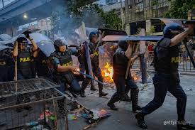 Scenes this evening as violence continues during anti ...