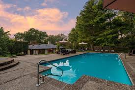 The house was initially listed for $1.999 million. Mry4ly6t4bxfmm