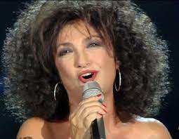 50 anni di bella musica con suo fratello gianni in un album che è un best of per festeggiare mezzo secolo di carriera… Marcella Bella Discografia Cover Video Testi