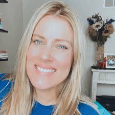 Courtney Weis's Instagram, Twitter & Facebook