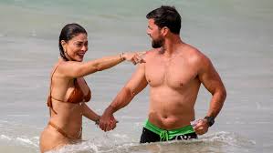 Juliana Paes aproveita praia em Noronha com marido e filhos; veja fotos |  CNN Brasil