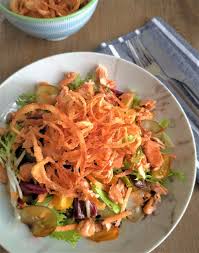 Misture tudo e tempere a gosto. Salada Colorida Com Salmao E Crisps De Cebola Cozinhando Para 2 Ou 1