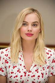 Марго элис робби родилась 2 июля 1990 года в городе дэлби, штат квинсленд, австралия. Margot Robbie On Her Favorite Concealer And Can T Live Without Skin Savior