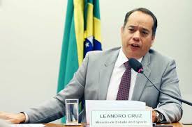 Ex-Ministro Leandro Cruz se defende, mas...