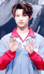 Lol He Has Such Tiny And Cute Hands He S Like The Jimin Of Stray Kids Felix Stray Kids Casal Ulzzang Amor Da Minha Vida