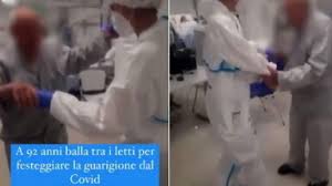 Guarisce dal Covid a 92 anni, per festeggiare balla "Tu vuo' fa'  l'americano"