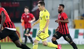 Fenerbahçe alt yapısında forma giyen ömer faruk, orta saha bölgesinde hücuma yönelik oynarken, 10 numaralı. Taraftarin Bekledigi Oluyor Omer Faruk Beyaz Ilk 11 De Ajansspor Com