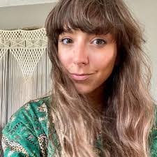 Elise Savage's Instagram, Twitter & Facebook