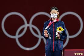 羅嘉翎 ig 湧進許多粉絲按讚，發現原來換下跆拳道服更可愛。（翻攝自chia__ling_@ig） 羅嘉翎的好身材讓她的私服造型都非常搶眼，例如選穿超短褲秀出大長腿。（翻攝自chia__ling_@ig） 剪著妹妹頭齊劉海，換上流行的高腰牛仔褲，羅嘉翎很懂得展現自己的身材優勢。 A7agt Aeslvgqm