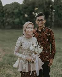 Kamis, 18 maret 2021 11:16. 30 Ide Baju Tunangan Hijab Modern Lamaz Morradean