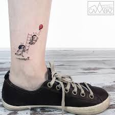 Zartes knöchel tattoo für frauen, kleine lila blume, weiße sneaker und schwarze hose. 1001 Ideen Fur Tattoo Am Fuss Am Knochel Oder An Der Wade