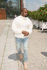 Some of his favourite designers include dior, versace, gucci, louis vuitton, and balmain. Diese 5 Moderegeln Stecken Hinter Dem Style Von Kanye West Gq Germany
