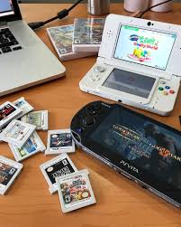 Nintendo ds, nds para la pantalla dual, pantalla doble en japón), es una consola portable creada por nintendo, final en 2006, nintendo comercializa el nintendo ds lite, un modelo revisado más pequeño y ligero de la consola. Vita 3ds Nintendo3ds Retrocollective Nintendocollection Nintendoregram Retro Video Games Cute Games Kawaii Games
