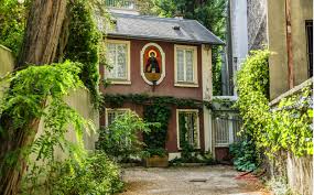 Le Lieu Bien Garde La Colline Saint Serge Jolie Maison Lieux Paris