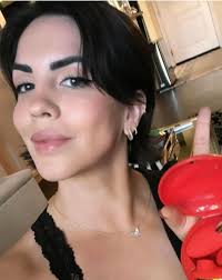 Love this family ❤️❤️❤️.Savanna,please stop using botox it is ruining your  face.You don't need it!!!! You are a beautiful girl without it. It has  already changed your face.Please stop using it ❤️❤️❤️❤️💕💕💕💕💕