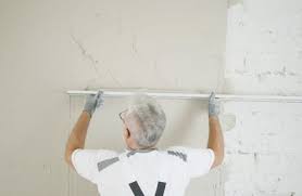 So wird die decke verputzt genauso wie bei wänden gibt es auch bei decken eine unterputz und einen oberputz. Wand Verputzen Anleitung Video Toom Baumarkt