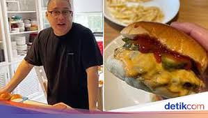 Resep cheeseburger itu dibagikan melalui sebuah video yang diunggah di laman instagramnya. Ini Cara Membuat Cheeseburger Ala Resto Fast Food Yang Lezat