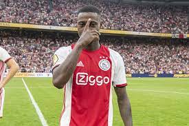 Quincy anton promes (born 4 january 1992) is a dutch professional footballer who plays as a forward or attacking midfielder for russian premier league club spartak moscow and the dutch national team. Promes Legt Uit Waar Mask Off Juichgebaar Vandaan Komt Ajax1 Nl