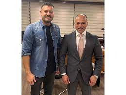 هاجم عالم الأثار المصري الدكتور زاهي حواس، مسلسل الملك أحمس، المقرر عرضه في رمضان المقبل، والذي أثار الجدل في الفترة الأخيرة، بسبب مظهر الفنانين والملابس، التي لا تتلاءم مع عصر شكل عمرو يوسف بالدقن والشنب بصراحة ده واحد مالوش صلة بالفراعنة إطلاقا. Ø¹Ù…Ø±Ùˆ ÙŠÙˆØ³Ù ÙŠÙ‚Ø¯Ù… Ø´Ø®ØµÙŠØ© Ø£Ø­Ù…Ø³ ÙÙŠ Ù…Ø³Ù„Ø³Ù„ Ø§Ù„Ù…Ù„Ùƒ Ù…ØµØ±Ø§ÙˆÙ‰