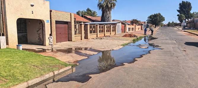 🚨 KIMBERLEY'S SEWAGE NIGHTMARE An elderly Lindene couple say they have spent the past four months living with raw sewage flooding their property twice a day, leaving them feeling trapped in their