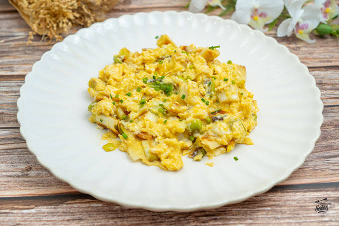 Scrambled Eggs with Young Garlic