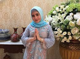 Model baju lebaran artis seragam keluarga terbaru. Sibuk Prilly Latuconsina Sempatkan Rancang Seragam Lebaran Keluarga Okezone Celebrity