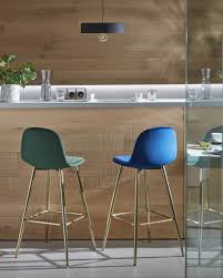 This stool was originally designed for exterior use in french bistros. Tabouret De Bar Nolite Velours Vert Hauteur 75 Cm Kave Home