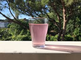 Insieme al cardo mariano, infatti, basta berne qualche tazza per sentirsi subito meglio. Ricetta Fai Da Te Acqua Detox Drenante Al Tarassaco E Mirtilli Vivo Di Benessere