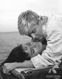 Po drodze zabierają autostopowicza, którego zapraszają na swój jacht. Jolanta Umecka I Zbigniew Malanowicz Noz W Wodzie 1961 Roman Polanski French Films Film Director