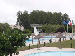 casteljaloux 47 lot et garonne france piscine municipale vue generale avec la fosse a plongeon et les plonge piscine municipale france piscine piscine