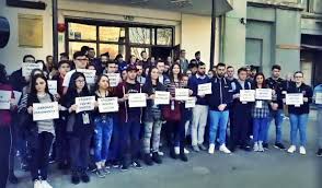 7/2019 în raport cu trăsăturile situaţiei extraordinare demonstrează inexistenţa unei asemenea situaţii. Video Protest Mut Al Elevilor StudenÈilor Èi Tinerilor Pentru A I SusÈine Pe MagistraÈi Impotriva Oug 7 Cateva Zeci De Persoane In FaÈa Casei De CulturÄ A StudenÈilor Din BucureÈti Edupedu Ro