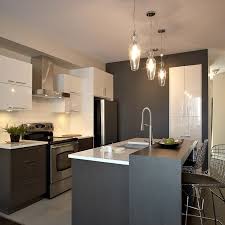 Cuisine Style Contemporain Avec Armoires En Thermoplastique Blanche Et Melamine Brun Chocolat Kitchen Layout Plans Kitchen Layout Small Space Kitchen