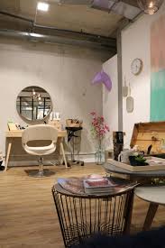 Amenage Dans Un Esprit Scandinave Avec Des Couleurs Douces Et Meme Une Licorne Jeremy Vous Accueille Tout D Abord Autour Idee Salon Salon De Coiffure Salon