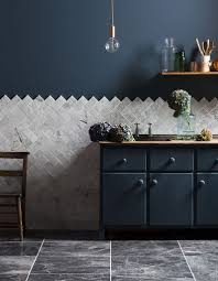 Top 5 Des Couleurs A Marier Avec Le Bleu Marine La Nouvelle Couleur Qu On Adore Elle Decoration Credence Cuisine Decoration Cuisine Deco Maison
