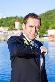 Detective Richard Poole And Harry In Death In Paradise Death In Paradise British Movies Actors