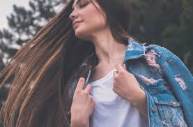 Au lieu d'éviter votre coiffeur, faîtes rafraîchir votre coupe tous les trois mois. Faire Pousser Ses Cheveux Plus Vite Conseils Pour Accelerer La Pousse