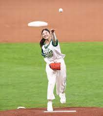 吉高由里子がポニーテールで始球式 コロコロ投球に苦笑いも、解説者の心の声漏れる「か～わいい～！」/野球/デイリースポーツ online