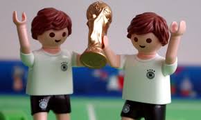 Wenn die übungzeit vorbei ist, füttert die reiterin die pferde mit äpfeln und möhren. Schuss Und Tooooor Mit Der Neuen Arena Von Playmobil Im Kinderzimmer Steigt Die Freude Auf Die Fussball Wm Abc Kinder Blog Fur Eltern