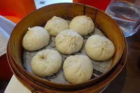 Come preparare i panini cinesi al vapore (mantou) per preparare i mantou versate l'acqua nella ciotola di una planetaria munita di gancio 1, aggiungete il lievito secco 2 e mescolate brevemente con un cucchiaio per scioglierlo 3. Baozi I Panini Al Vapore Tradizionali Della Cucina Cinese